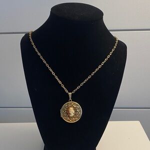 Elegant Vintage Locket Necklace 💕